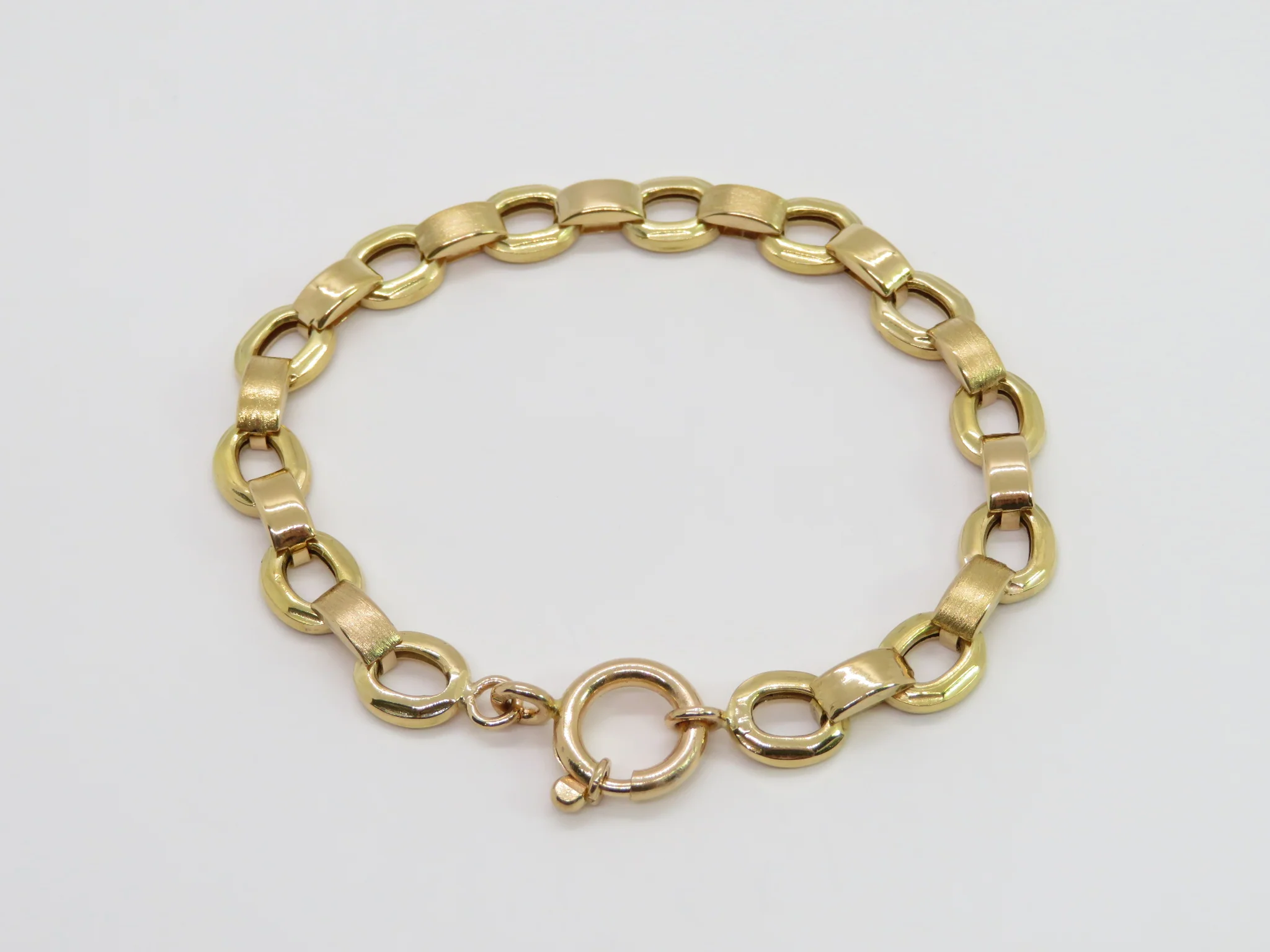 19.25k Yellow Gold Interlocking Matte & Polished Link Bracelet - Image 4