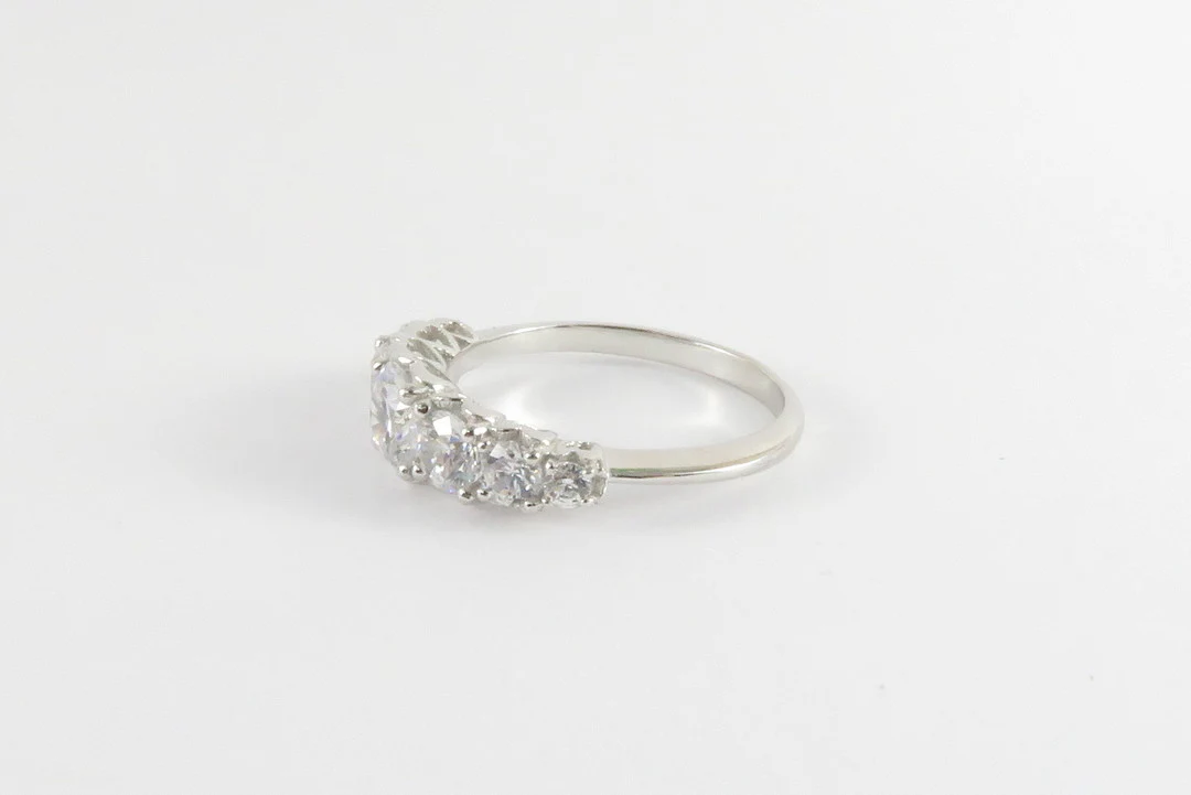 19.25k White Gold Graduated Ring - Image 3